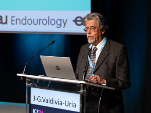 Prof. Valdivia Uría honoured by Endourology Section at ICE26